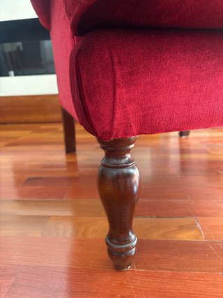 Sillón orejero de terciopelo rojo