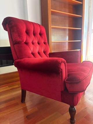 Sillón orejero de terciopelo rojo