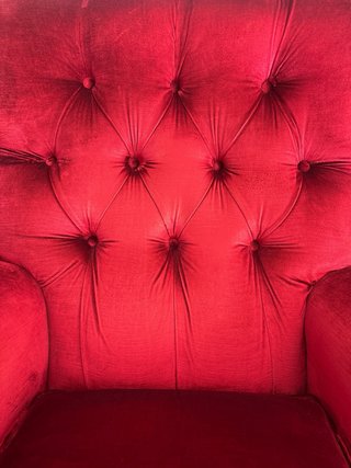 Sillón orejero de terciopelo rojo