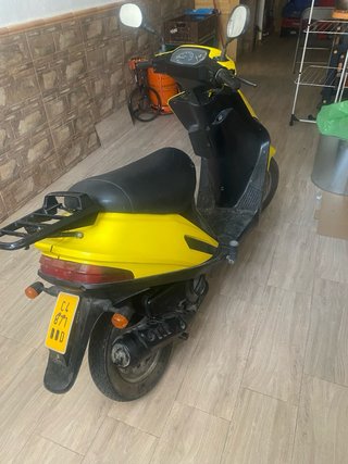 Scooter amarillo y negro con papeles transferida