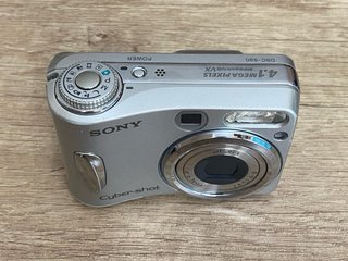 Sony Cyber-shot DSC-S90 Cámara Digital Plata