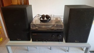 Set audio con altoparlanti e giradischi