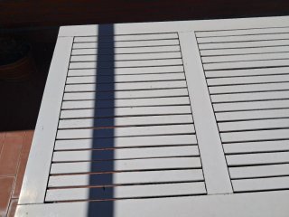 Mesa de terraza de madera blanca
