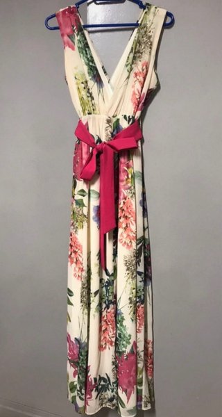 Vestido largo floral con cinturón rosa