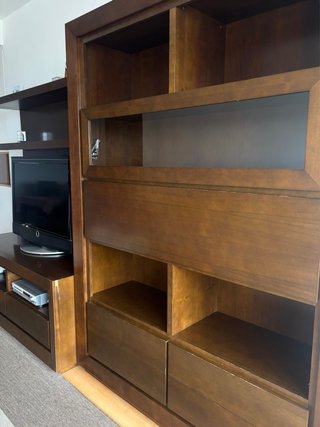 Mueble de roble con cristal