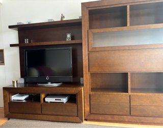 Mueble de roble con cristal