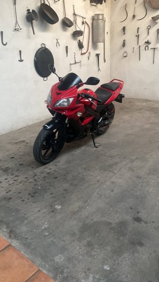 Kymco Quanon 125 Roja y Negra