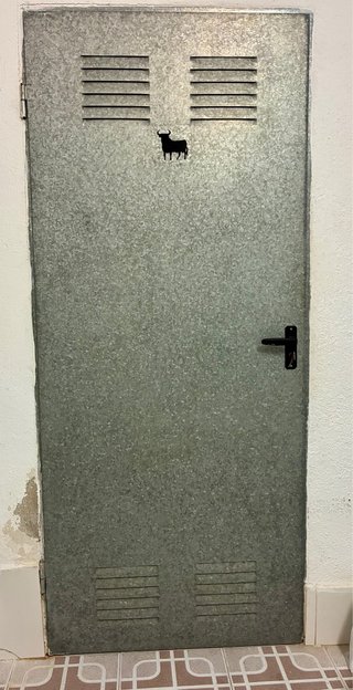 Puerta metálica con ventilación