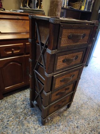 Cajonera de madera con forja y mimbre