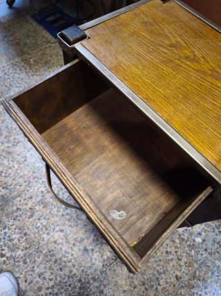 Cajonera de madera con forja y mimbre