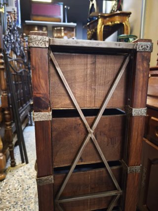 Cajonera de madera con forja y mimbre