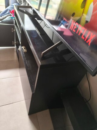 Mueble TV Negro y Marrón, con cristal.