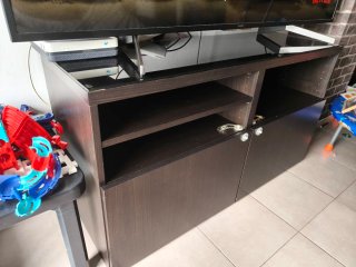 Mueble TV Negro y Marrón, con cristal.