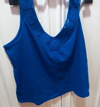 Camiseta azul con encaje