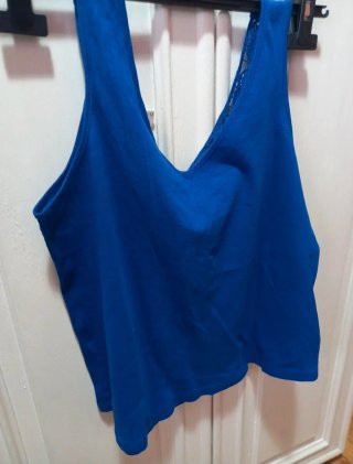 Camiseta azul con encaje