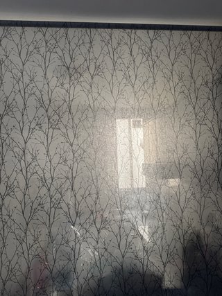 Estor gris y blanco de tela