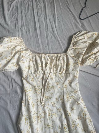 Vestido floral beige y amarillo