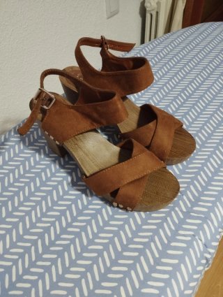 Sandalias madera y piel, impecables