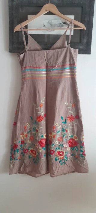 Vestido Veraniego Beige con Bordados