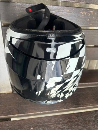 Casco de moto con diseño checker. Talla S. 55-56cm