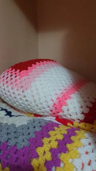 Colcha ganchillo matrimonial púrpura y blanca