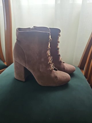 Botines marrones con cordones y tacón