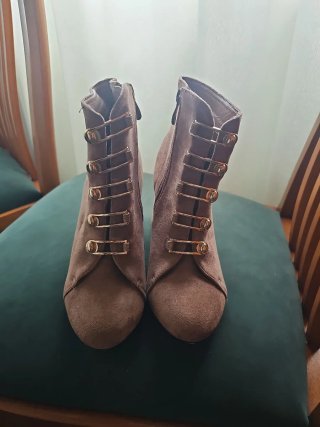 Botines marrones con cordones y tacón