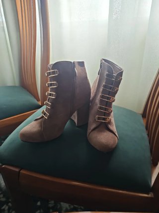 Botines marrones con cordones y tacón