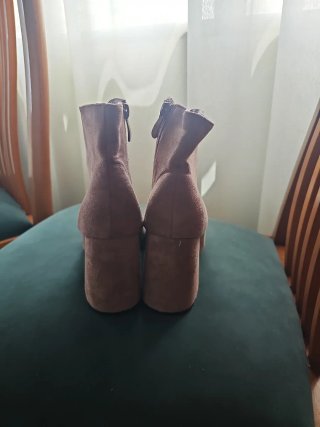 Botines marrones con cordones y tacón