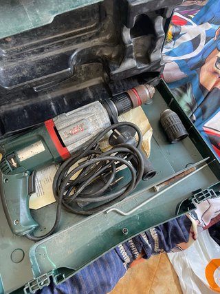 Taladro percutor Metabo SDS+ con maletín