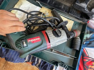 Taladro percutor Metabo SDS+ con maletín