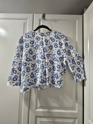 Blusa ASOS floral manga acampanada