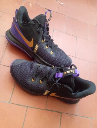 Nike LeBron Witness negras/moradas y doradas