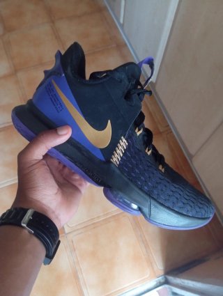 Nike LeBron Witness negras/moradas y doradas