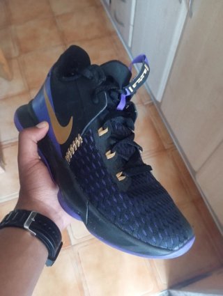 Nike LeBron Witness negras/moradas y doradas