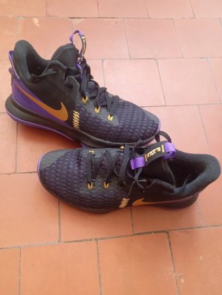 Nike LeBron Witness negras/moradas y doradas