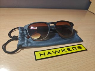 Gafas de sol Hawkers negras y marrones.