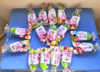 Bolsas, brochetas y detalles en chuches.