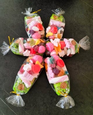 Bolsas, brochetas y detalles en chuches.