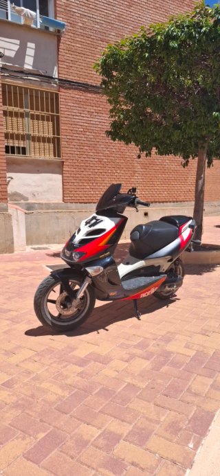 Aprilia SR50 Scooter Negra y Roja