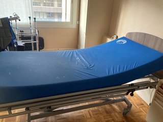 Cama articulada hospitalaria