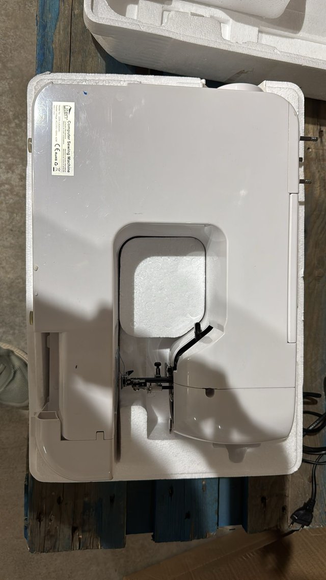 - Uten máquina coser portátil eléctrica LED
