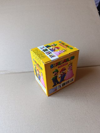 Caja de 36 sobres de cromos Super Mario