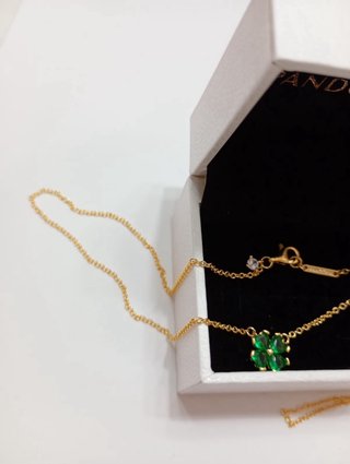 Collar dorado trébol esmeralda