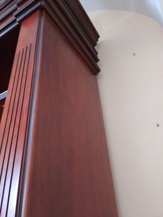 Mueble de salón de madera y cristal.