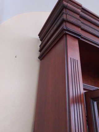 Mueble de salón de madera y cristal.