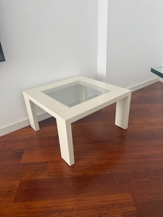 Mesa auxiliar blanca con tapa de cristal