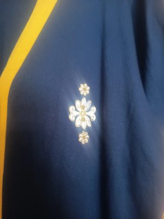 Bata azul y amarilla con botones