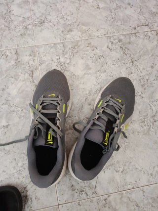 Nike Downshifter 13 gris y verde