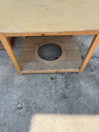 Mesa de madera con hueco central